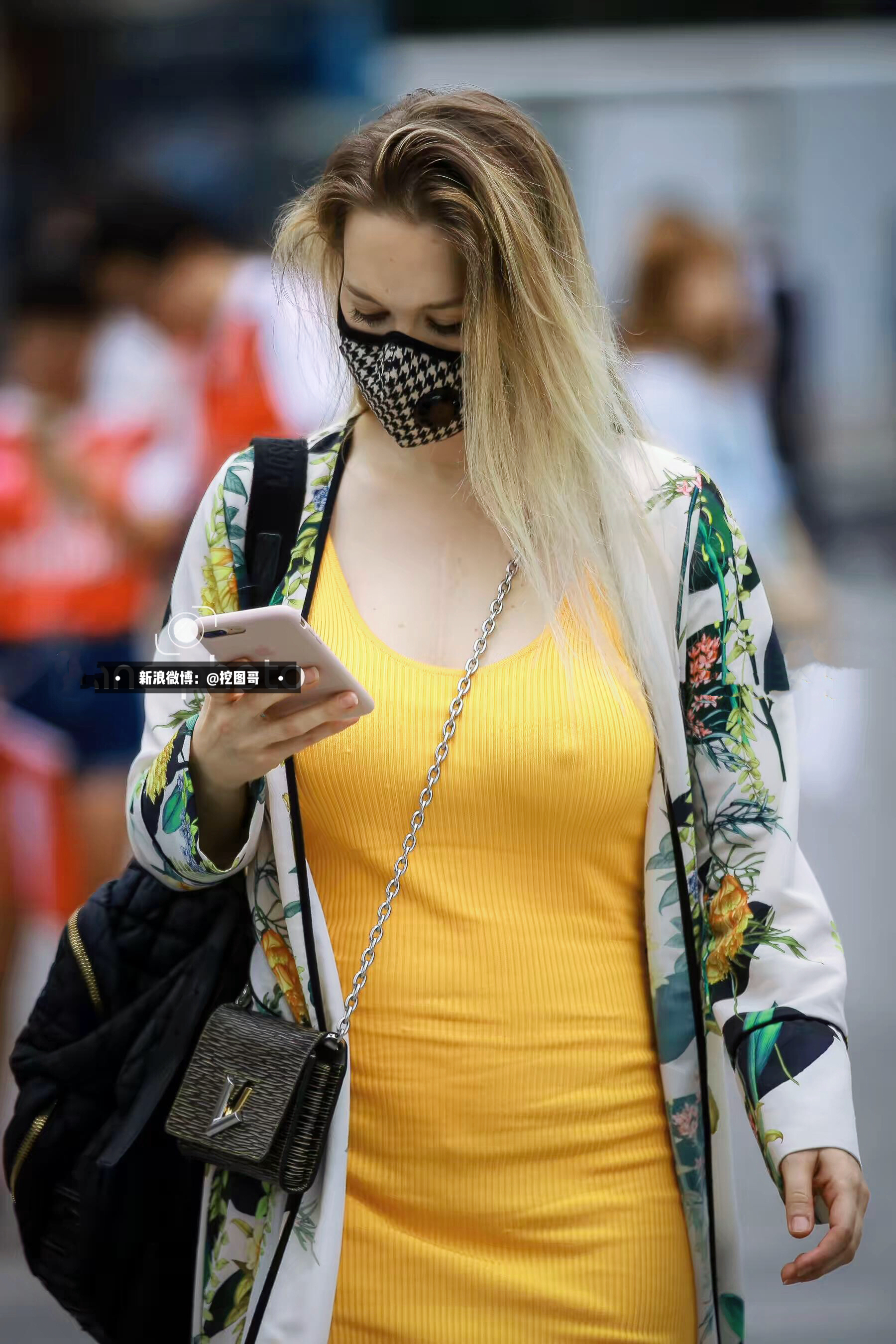 Yellow bumps foreign beauty